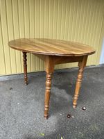 Runder antiker Holztisch