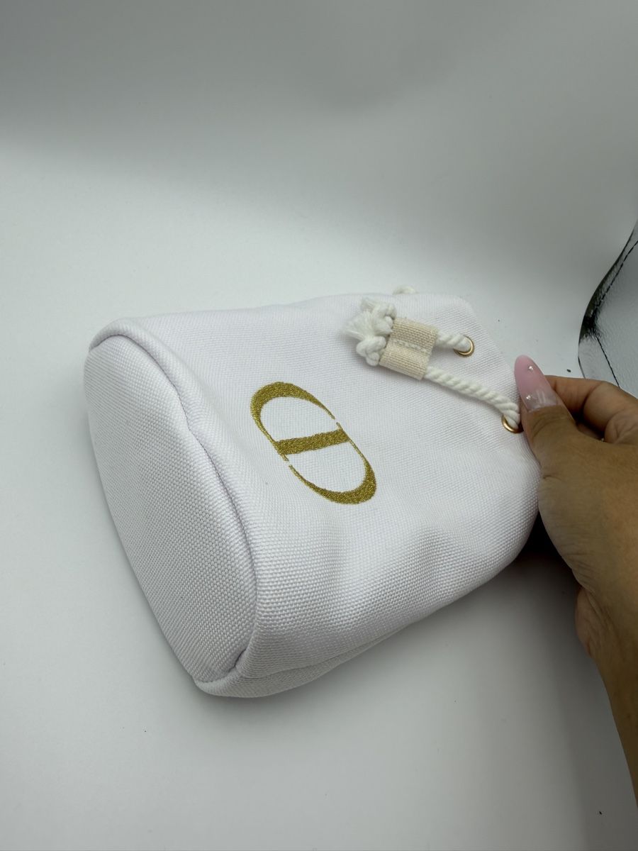 Sacs: Dior Pouch White Canvas Gold Logo Drawstring Bag GWP – Neuf (Voir description) à Chur par fsc.7wcp 2