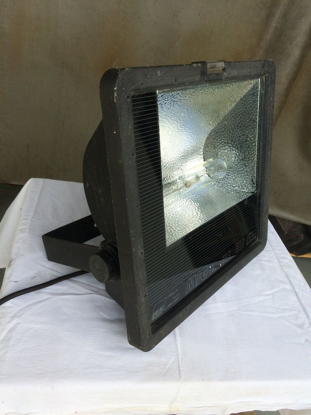 Kräne: Fluchtlichtstrahler 400W – Gebraucht aus Wiliberg von Monikaschaer