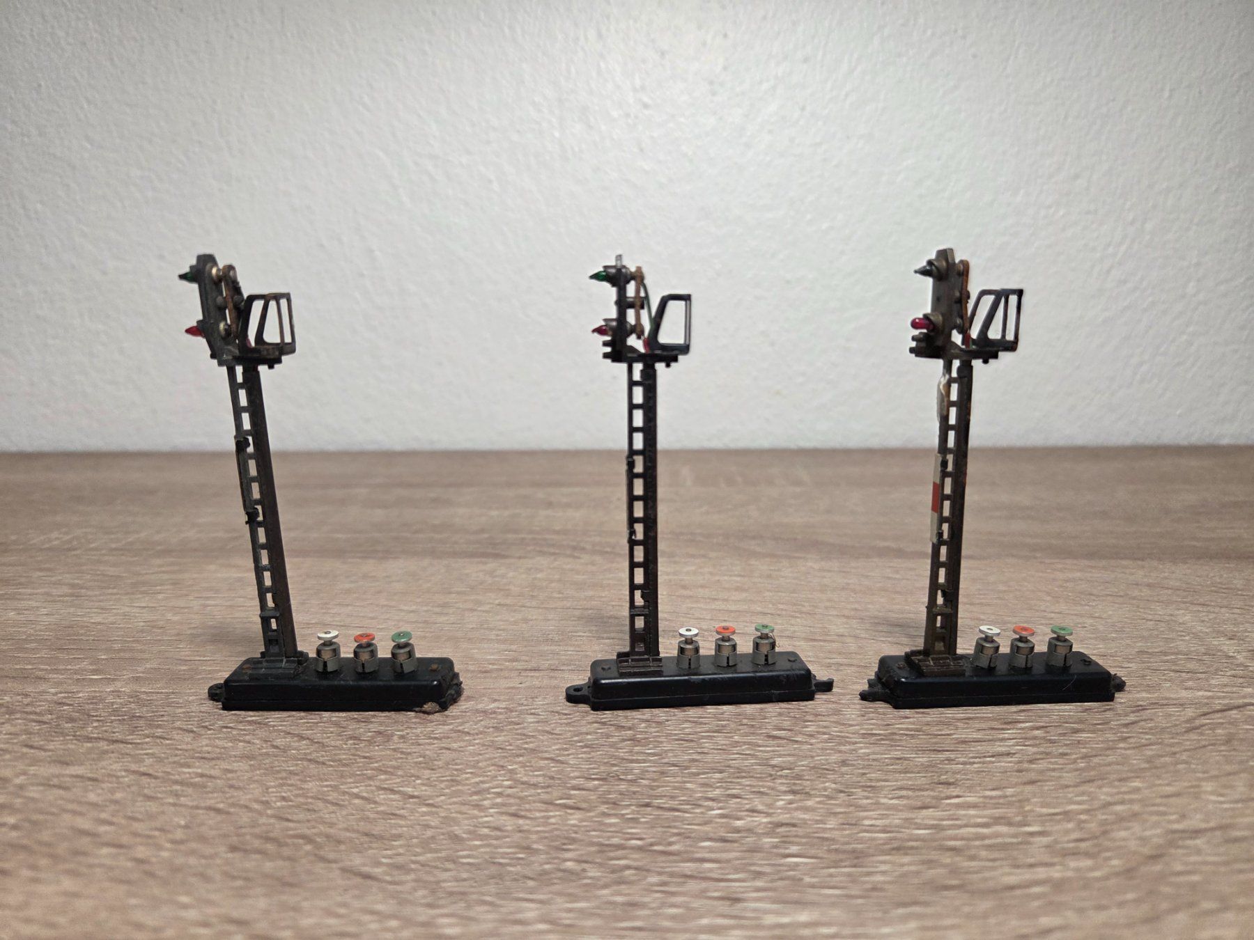 Fleischmann Modellini di ferrovie: Fleischmann 3 x 1771 Lichtsignal H0 – Usato da St-Aubin-Sauges venduto da Lo_Go 1