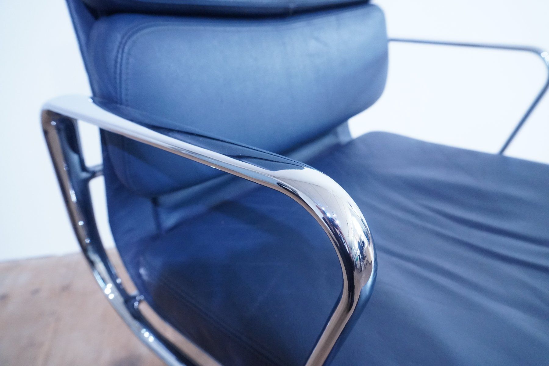 Vitra Chaises: Vitra Eames Soft Pad EA219 Leder dunkelblau – D'occasion à Bad Zurzach par QLASSIQ 7