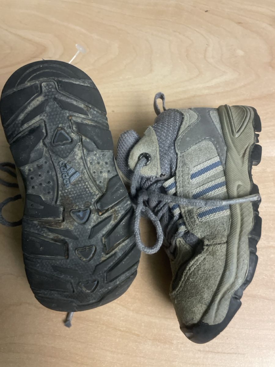 Adidas Chaussures garçon: Weiche Adidas Wanderschuhe Kinder Gr. 21 – D'occasion à Obergerlafingen par cabo4 2