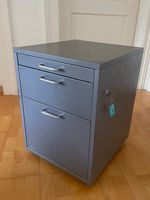 Büro-Korpus aus Metall von «H-Design» /mit Schubladenschloss