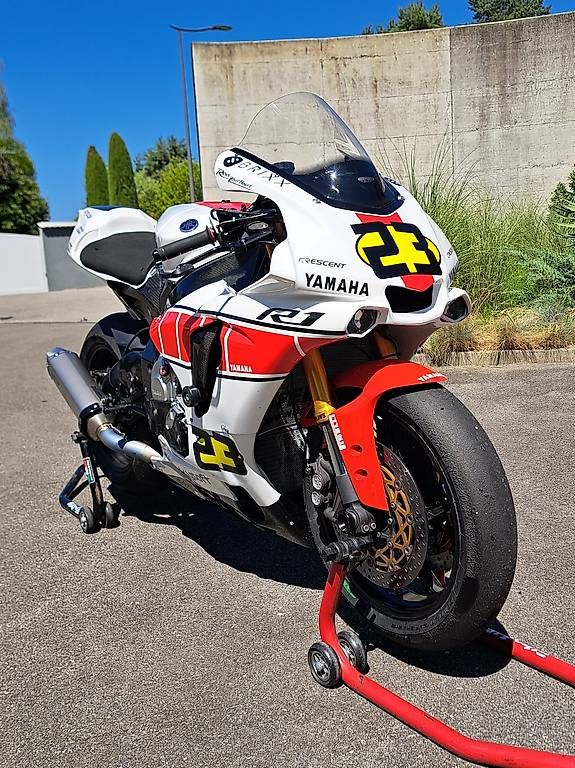 Yamaha Strada: Yamaha R1 de piste / track – Usato da St-Sulpice VD venduto da MrQ01