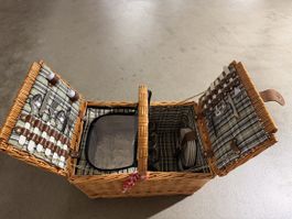 Picknickkorb gefüllt mit Zubehör