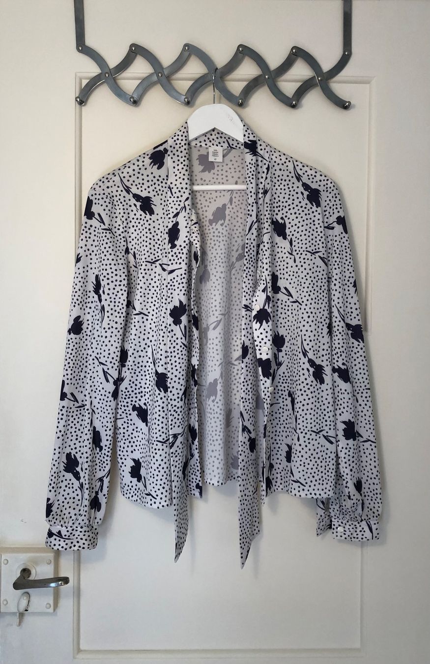 Camicette: weisses lange Bluse mit Blumen Muster – Usato da Zürich venduto da Platonium