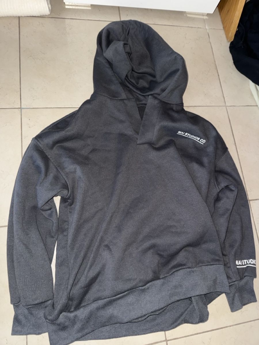 Pullover & Sweatshirts: Kapuzenpullover Mai Studios Co dunkelgrau gebraucht – Gebraucht aus Kreuzlingen von sop_kxw5