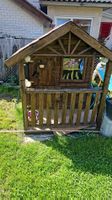 Spielhaus aus Holz mit Veranda, gebrauchter Zustand