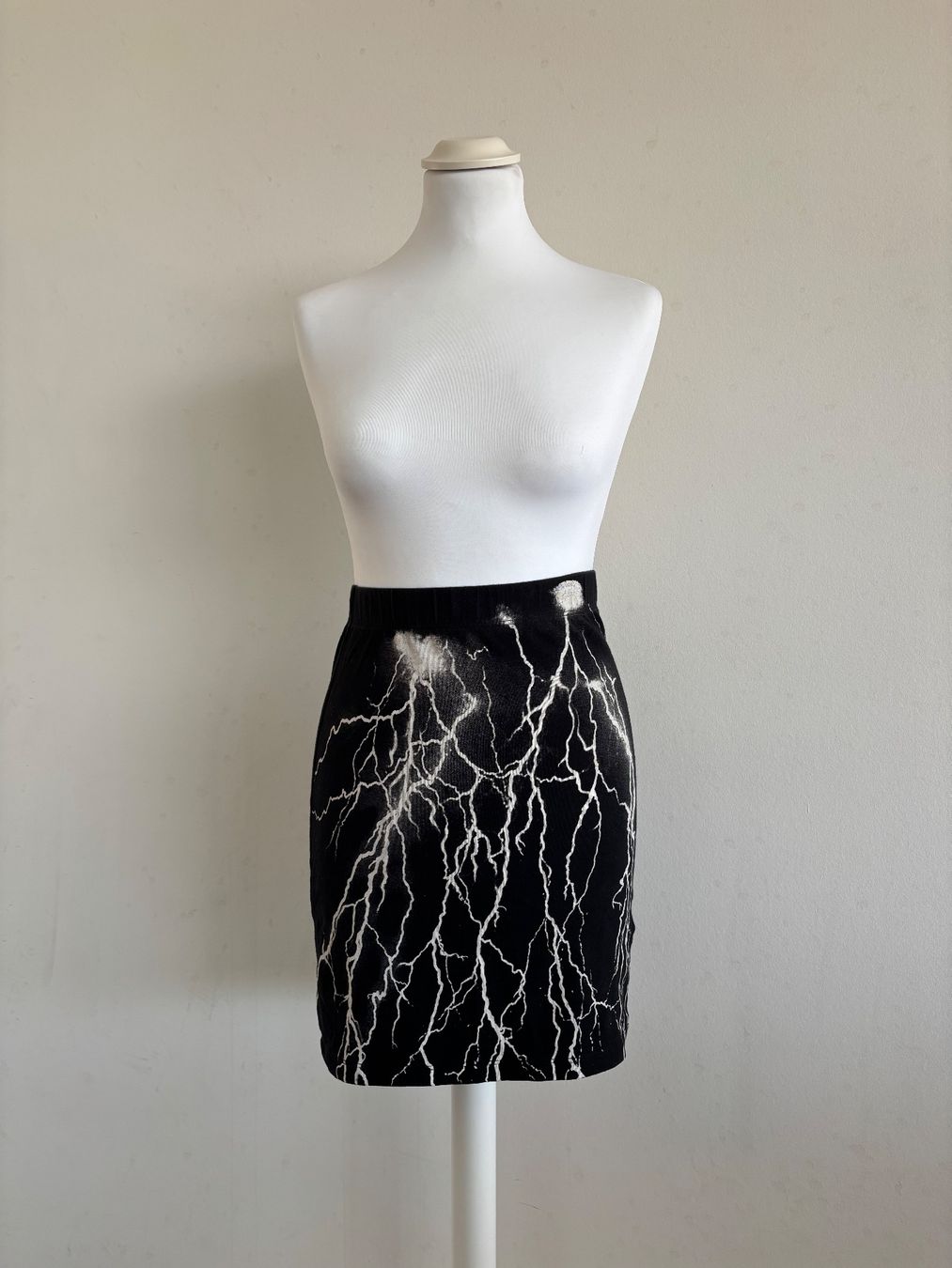 Gonne: LIP SERVICE : Jupe noir print éclair, taille S – Usato da Petit-Lancy venduto da vic_k6tl