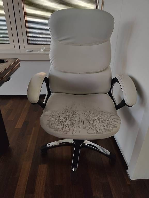 Stühle: Weisser Bürostuhl – Gebraucht aus Zürich von ouphi
