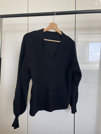 schwarzer Pullover
