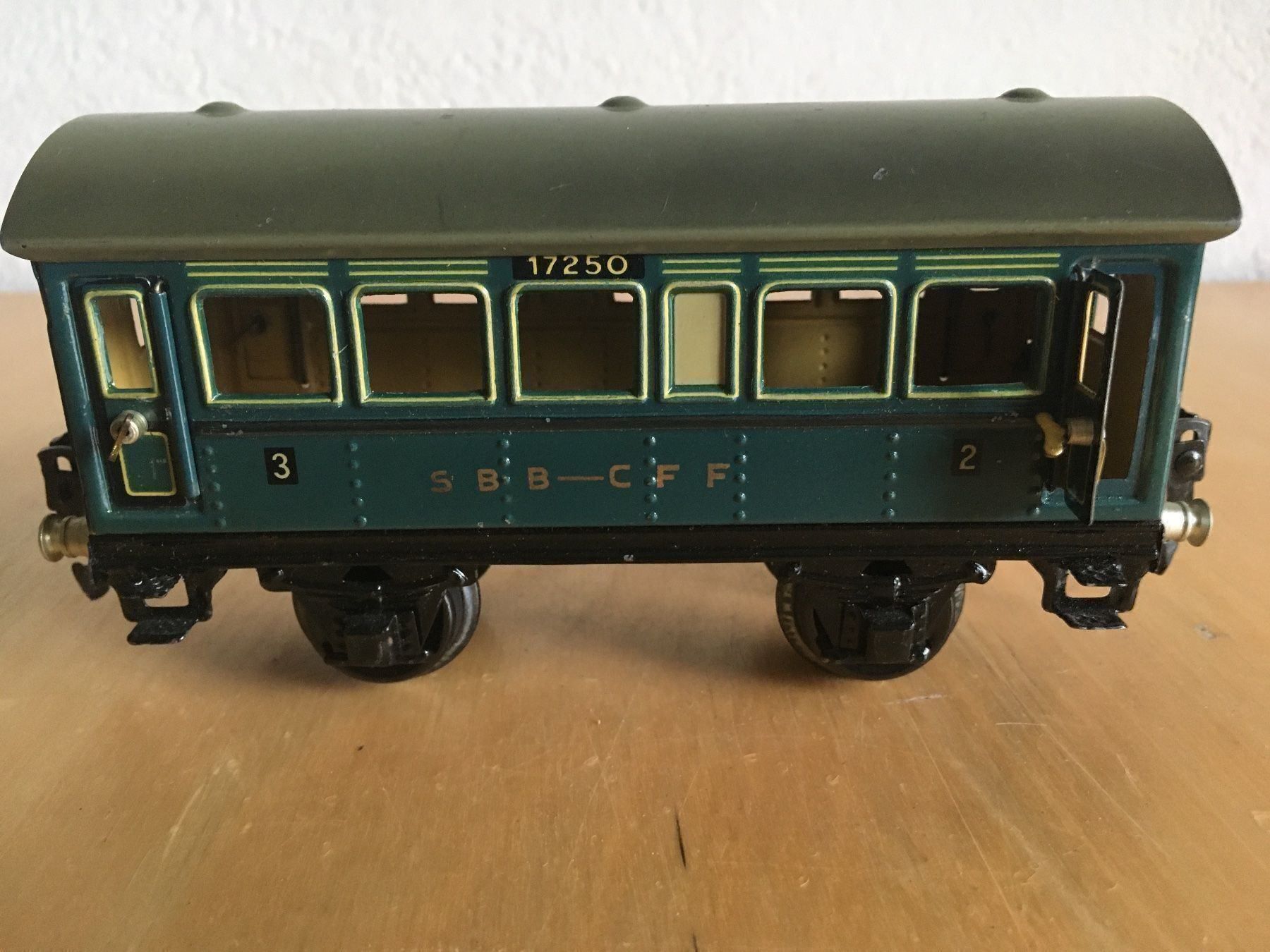 Märklin Modelleisenbahnen: MÄRKLIN PERSONENWAGEN – Gebraucht aus Zürich von inf_tfr9