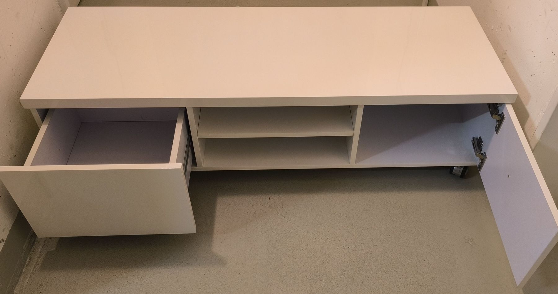 Meubles TV: TV-Möbel weiss mit Schublade und Fächern – D'occasion à Nürensdorf par mei_k22z