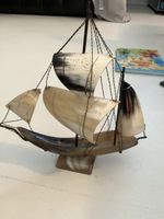 Altes Segelschiff aus Horn, ein Sammlerstück im Top Zustand