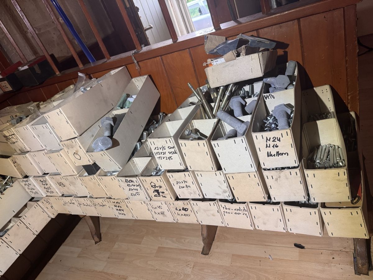 Tutti gli attrezzi: Grosser Posten Schrauben, Muttern und Befestigungsmaterial – Nuovo (secondo la descrizione) da Oberhofen AG venduto da valo-ha 6