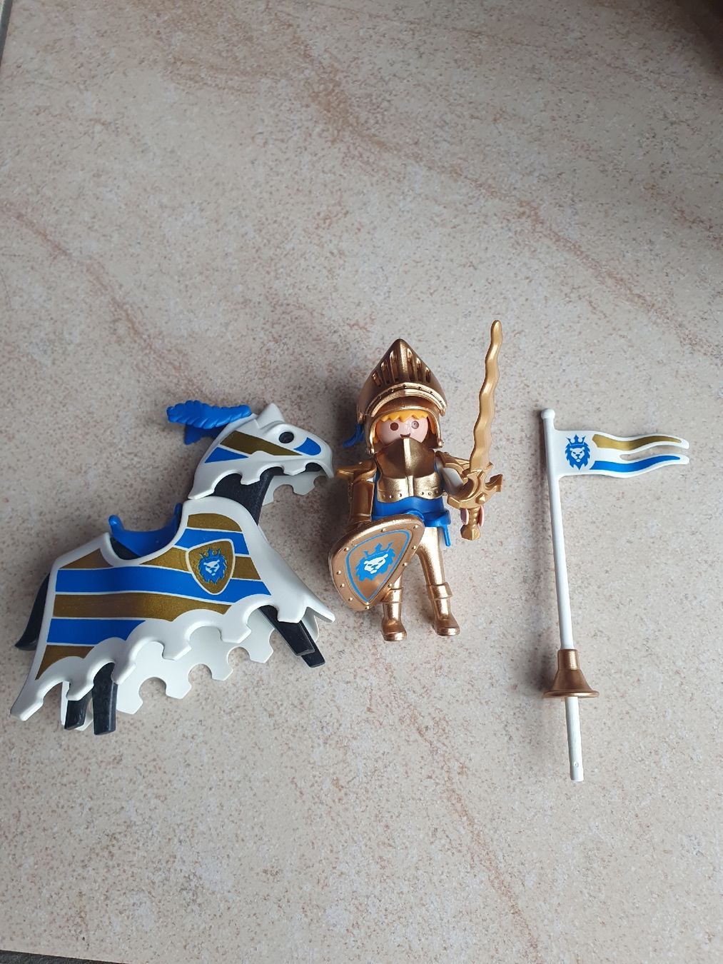 Playmobil Giocattoli: Playmobil Figur Gold Ritter – Usato da Herznach venduto da _.Puch._