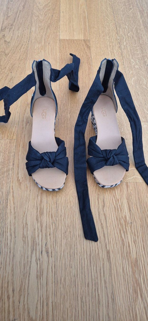 Ugg Scarpe da donna: Sandales – Nuovo (secondo la descrizione) da Lausanne venduto da malimar3