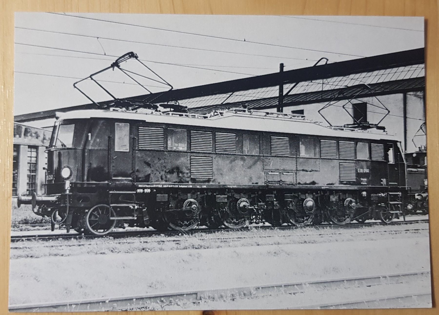 Cartoline postali: Elektro-Schnellzuglokpmotive E 18 050 – Nuovo (secondo la descrizione) da St-Léonard venduto da thipif