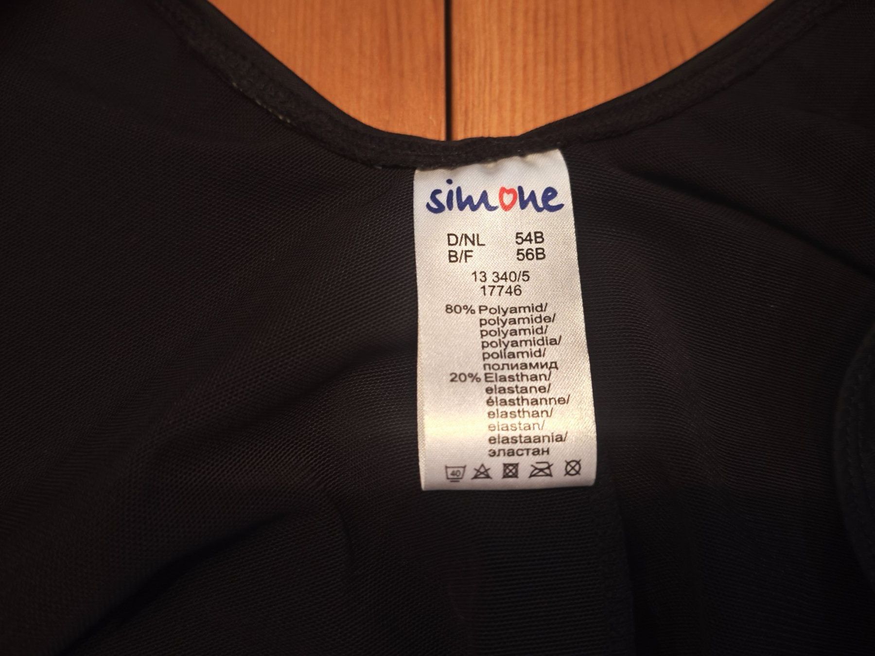 Costumi da bagno & Bikini: Badeanzug mit integriertem Röckchen schwarz/bunt – Usato da Zetzwil venduto da bugkeeper 3