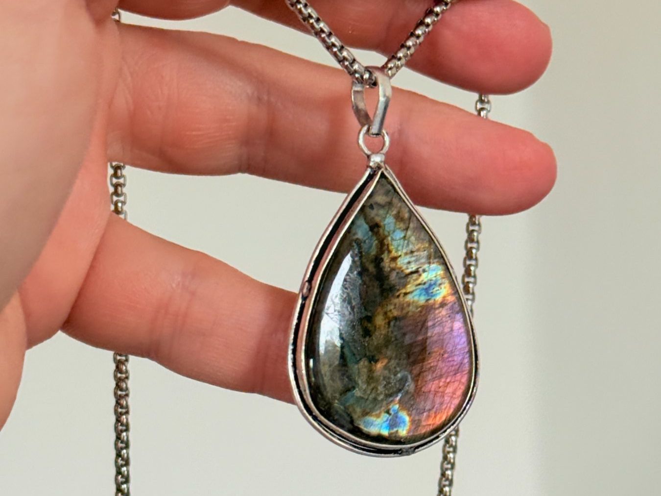 Catenine: Collier avec pendentif labradorite goutte – Nuovo e nell'imballaggio originale da Genève venduto da AWWA