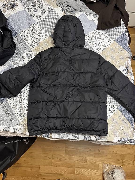 H&M Giacche: Veste puffer H&M noire – Usato da Nyon venduto da lio_5n8l 1