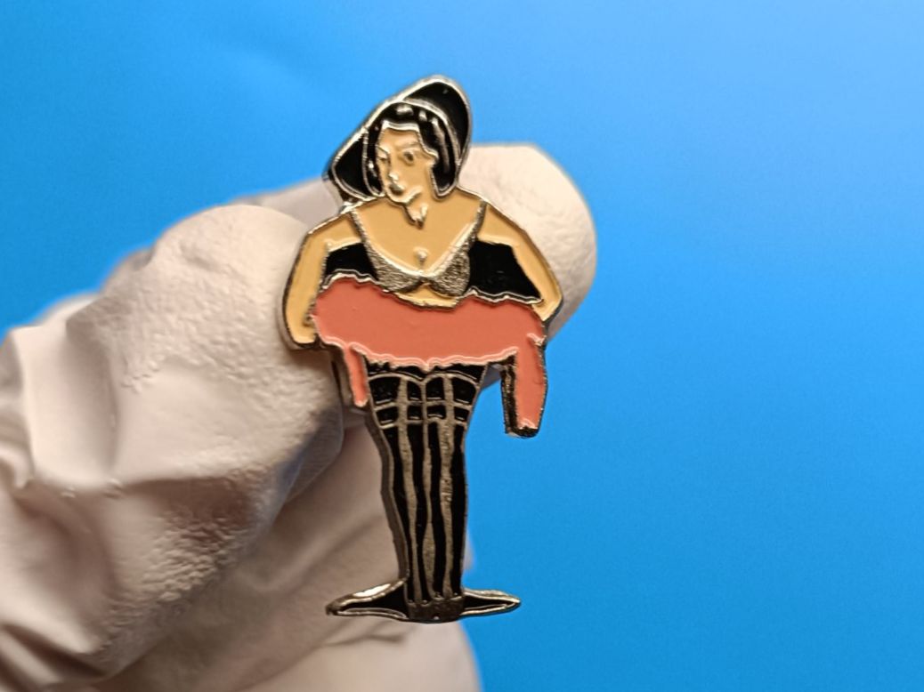 Placchette & Badge: Pin Lady - Box 39 – Usato da Köniz venduto da Pinscollect