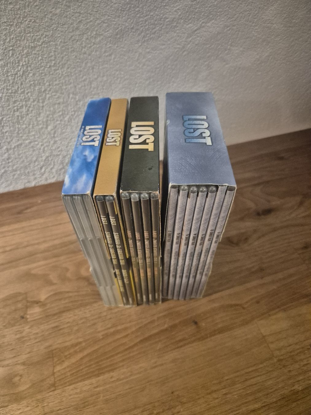 Tutti i DVDs: DVD Serie-Set LOST 1-4 Staffel – Usato da Blauen venduto da Casi7 2