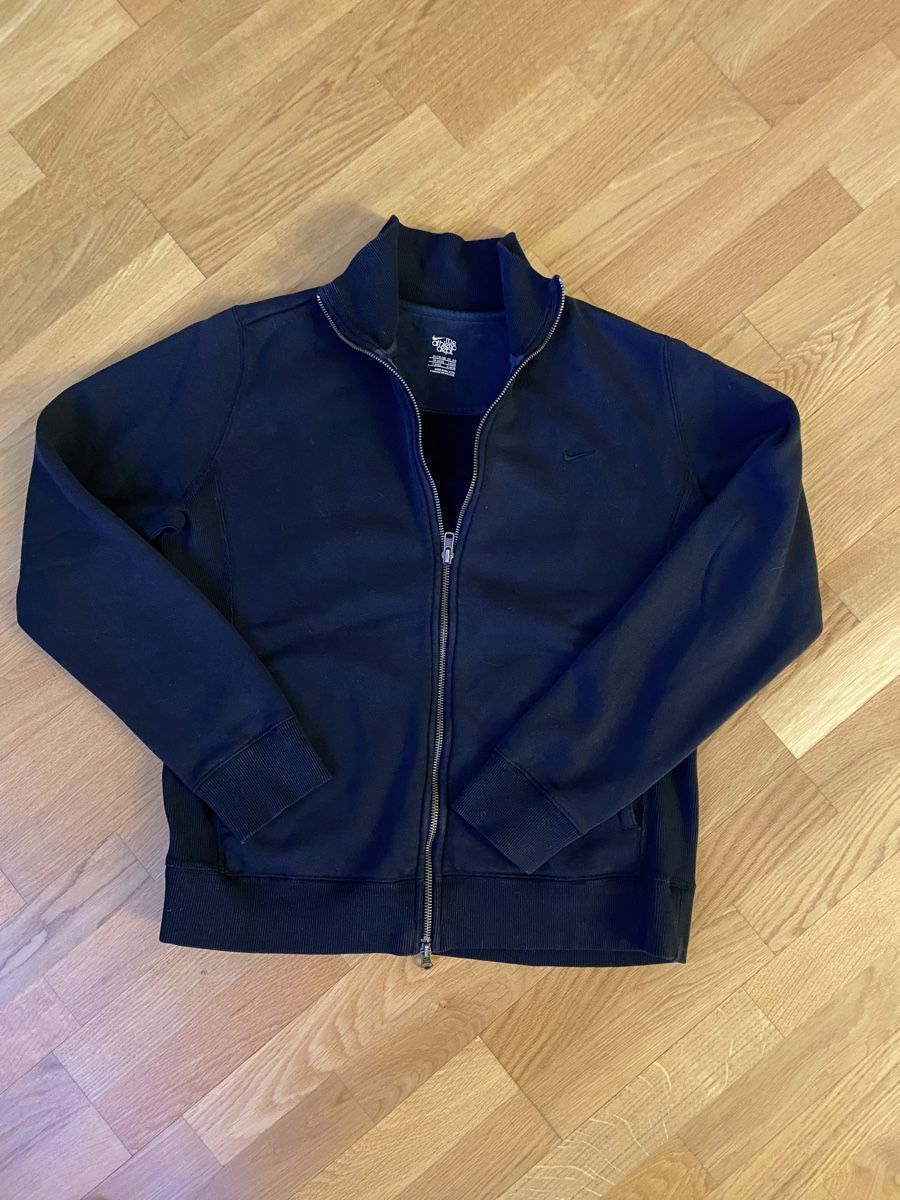 Nike Giacche: Schwarze Sportjacke Nike – Usato da Bern venduto da Bern4you 4