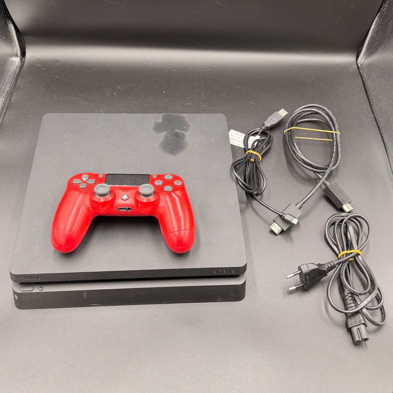 Sony Console: Sony PS4 Slim mit Controller & Kabeln – Difettoso da Düdingen venduto da Nerdworld