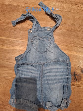 Süesse Jeans-Shorts-Latzhose mit Herz, Gr. 74