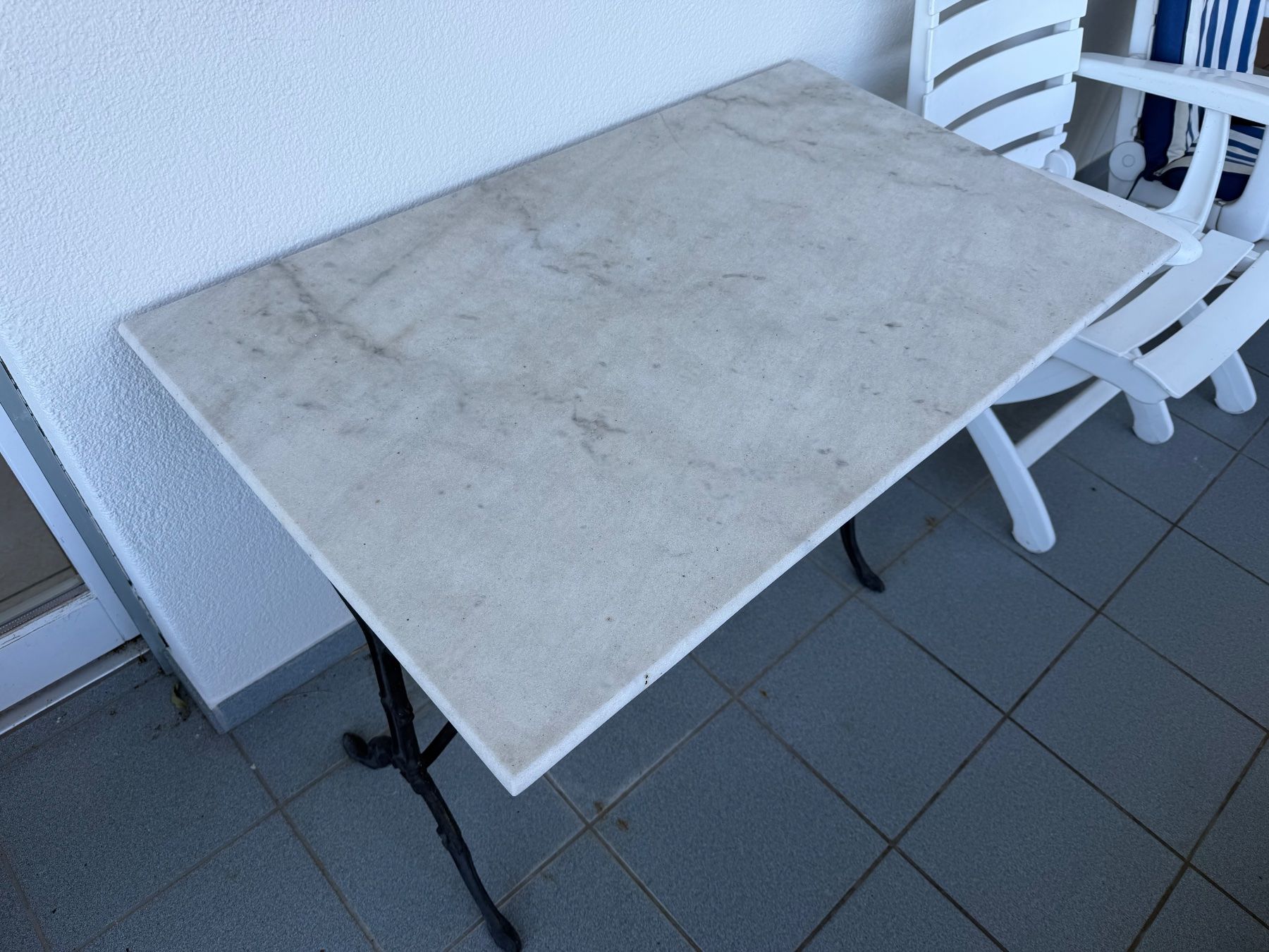 Tavoli: Balkontisch mit Marmor-Platte und Metallfuss – Usato da Grosswangen venduto da Swisslue