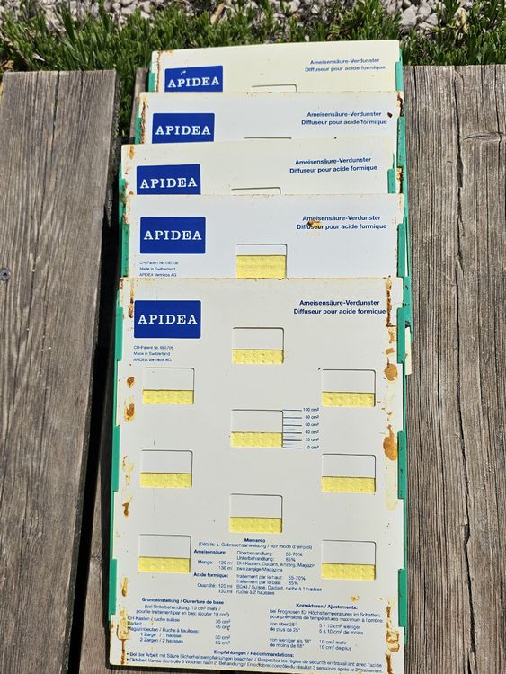 Lantelme Fluglochverkleinerer 9er Set – Für Bienenkästen, Mit Scharnieren, Kunststoff, Farbig (grün, Blau, Gelb), Imkereibedarf Mausschutz Bienenstock