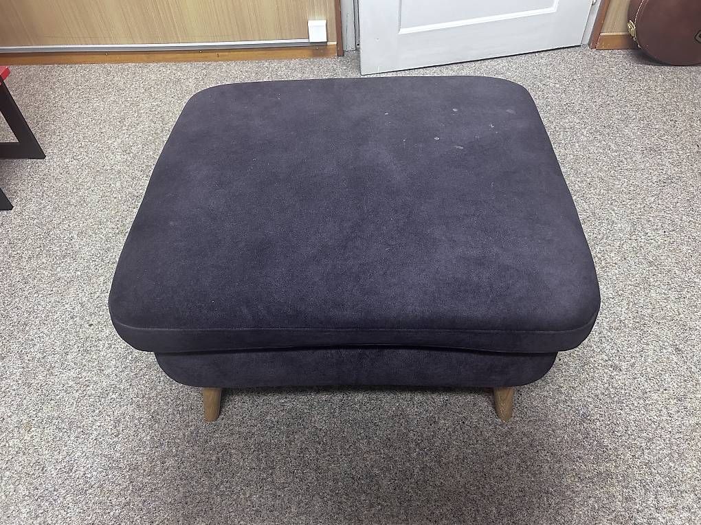 Sofas: Elegantes 2-Sitzer-Sofa mit passendem Hocker – D'occasion à Seon par til_fv5q 1