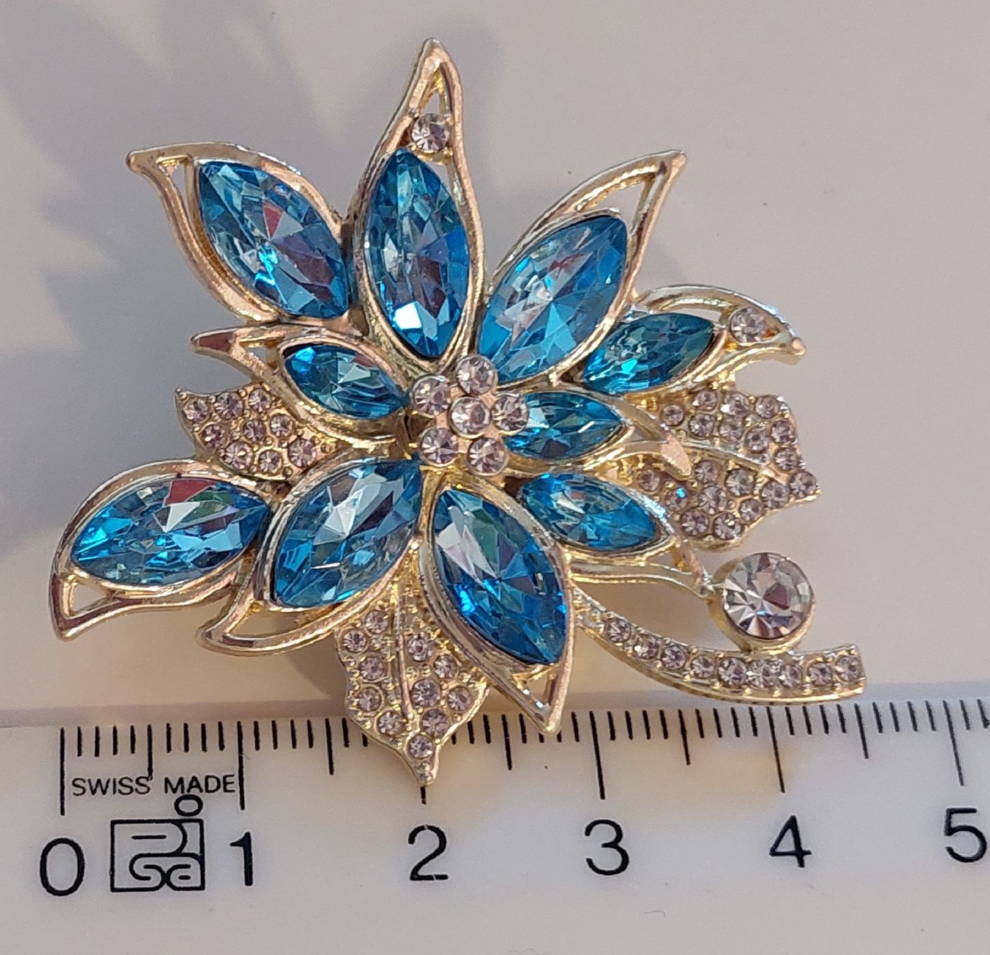 Spille & Fermagli: Hübsche Brosche Blume hellblau mit Strass – Nuovo (secondo la descrizione) da Oberwil BL venduto da Hunajakakku 9