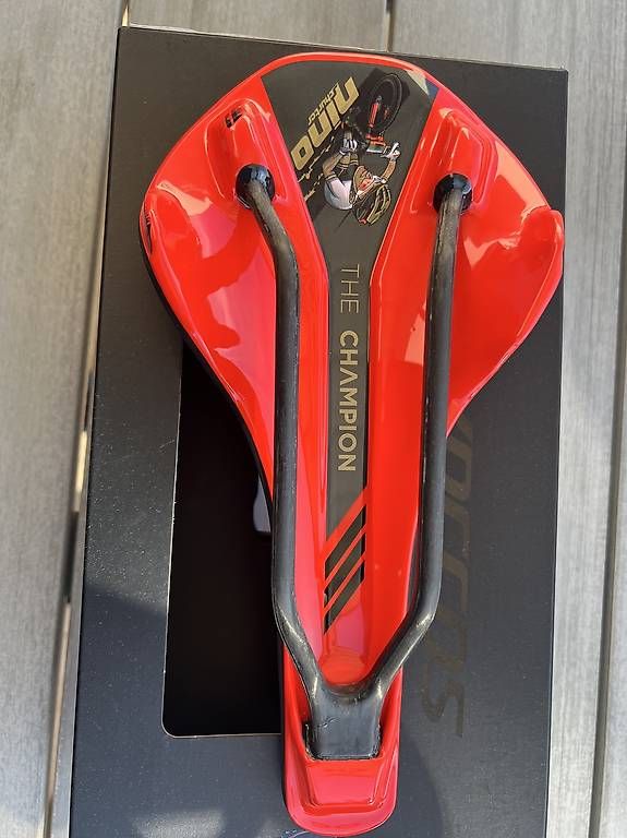 Scott Pezzi di ricambio: Saddle carbon Nino special edition – Nuovo (secondo la descrizione) da Bulle venduto da CyclingSwiss 1