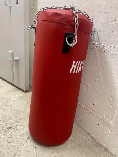 Sacchi da boxe: Roter HIKU Boxsack mit Kette – Usato da Liebefeld venduto da ale_8m77 1