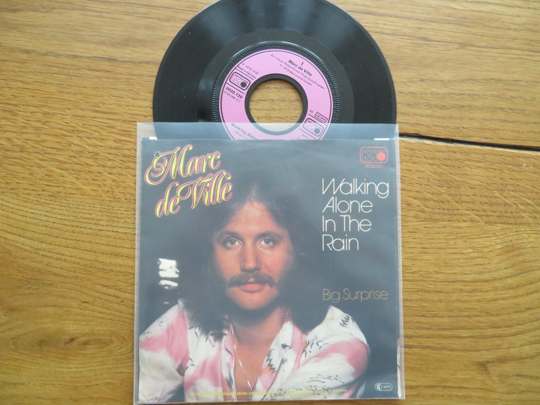 Dischi in vinile: Marc de Ville - Walking Alone - Seltene Single, Top! – Nuovo (secondo la descrizione) da Zürich venduto da max_cp5f