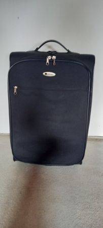 schwarzer Rollkoffer der Marke Desley