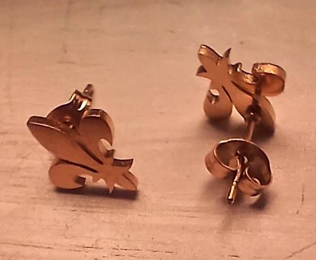 Ohrringe & -stecker: Goldfarbene Ohrringe "Fleur de lis" – Gebraucht aus Unterkulm von Timmi19 1