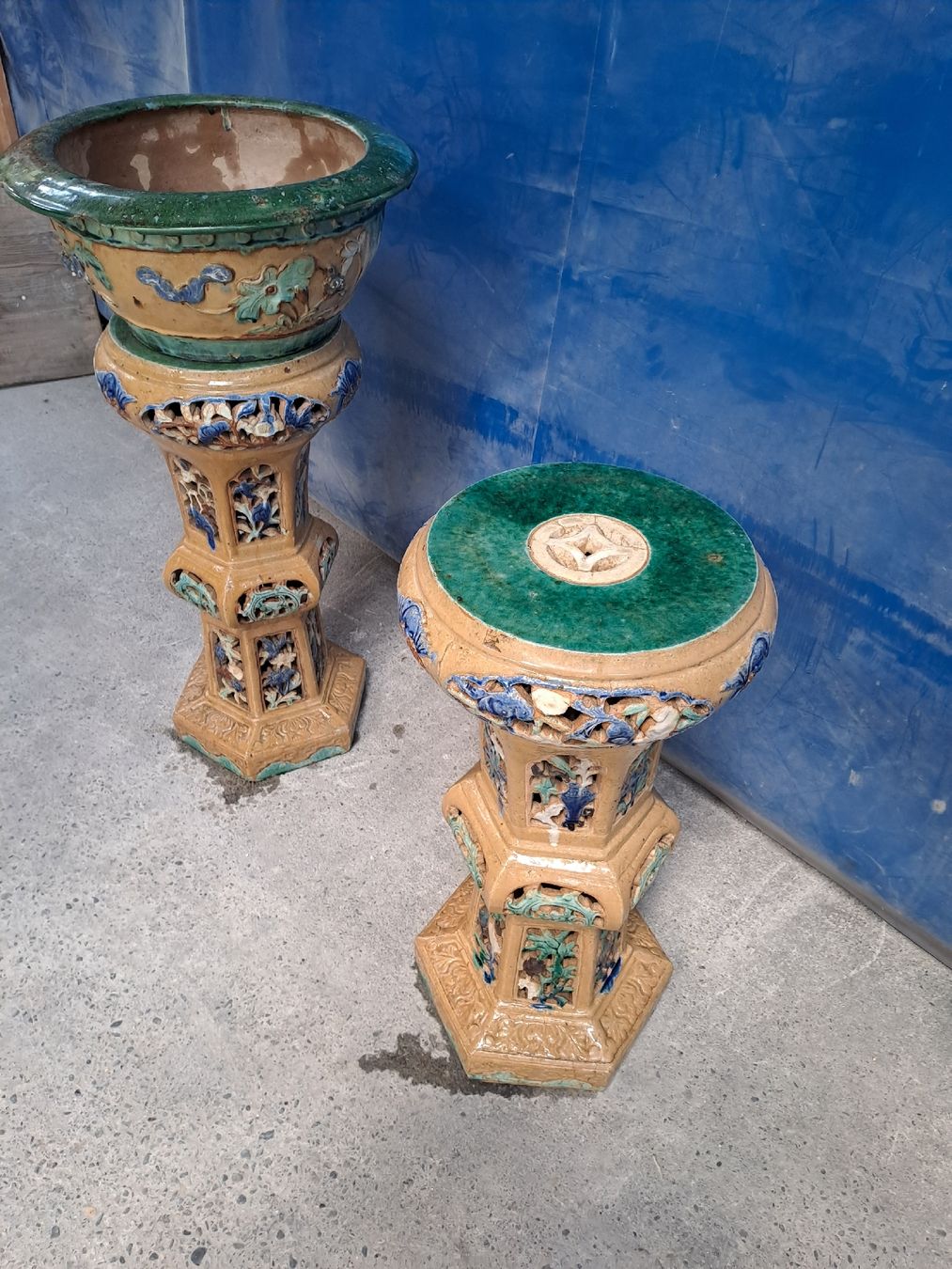 Vasi & Recipienti: 2  Cach-pot sur colonne en grés polichrome – Usato da Fribourg venduto da Cariko 2