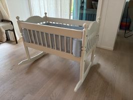 Weisse Babywiege mit Nestchen, Matratze, Molton & Bezüge