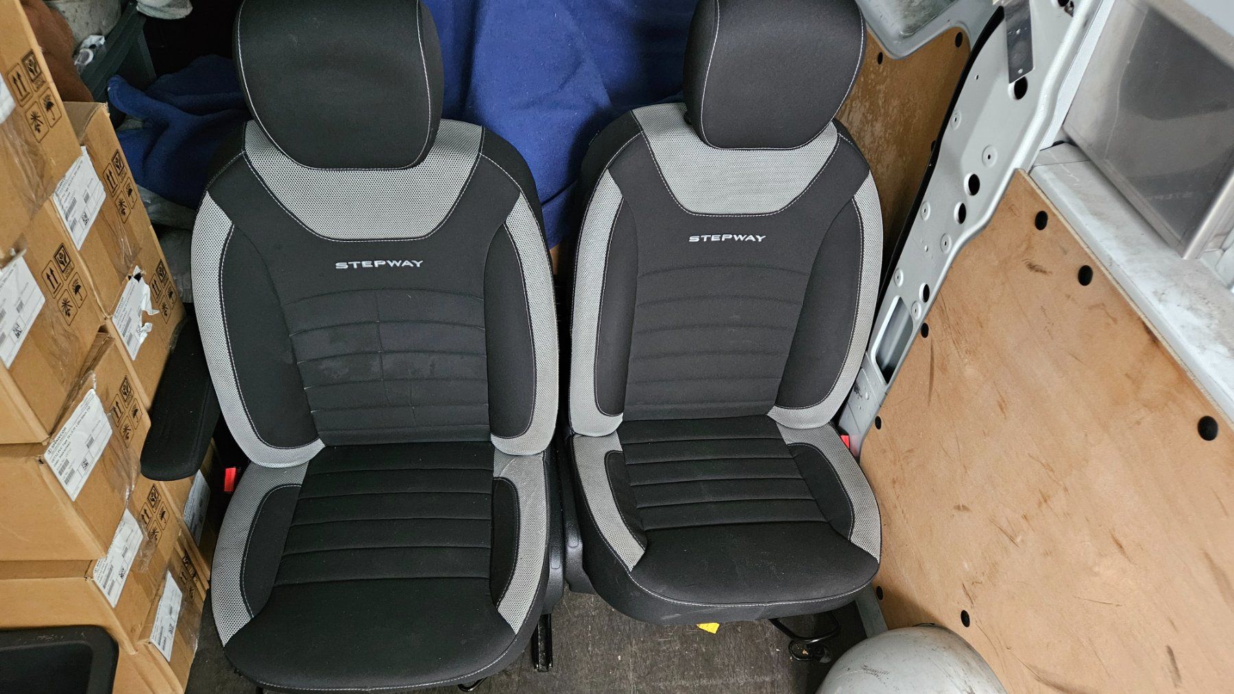 Dacia Alle Autoersatzteile: Dacia (Dokker) Autositze komplett mit Sitz Airbag Armlehne – Gebraucht aus Sarnen von Profi3