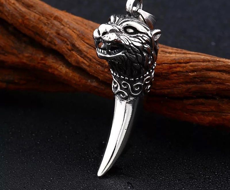 Catenine: Wolf Tooth Head Necklace – Nuovo e nell'imballaggio originale da Aarburg venduto da StavFashion 2
