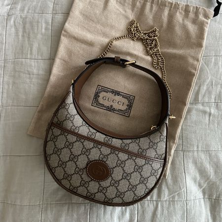 Gucci Halbmond Tasche mit GG-Muster und Goldkette, neuwertig