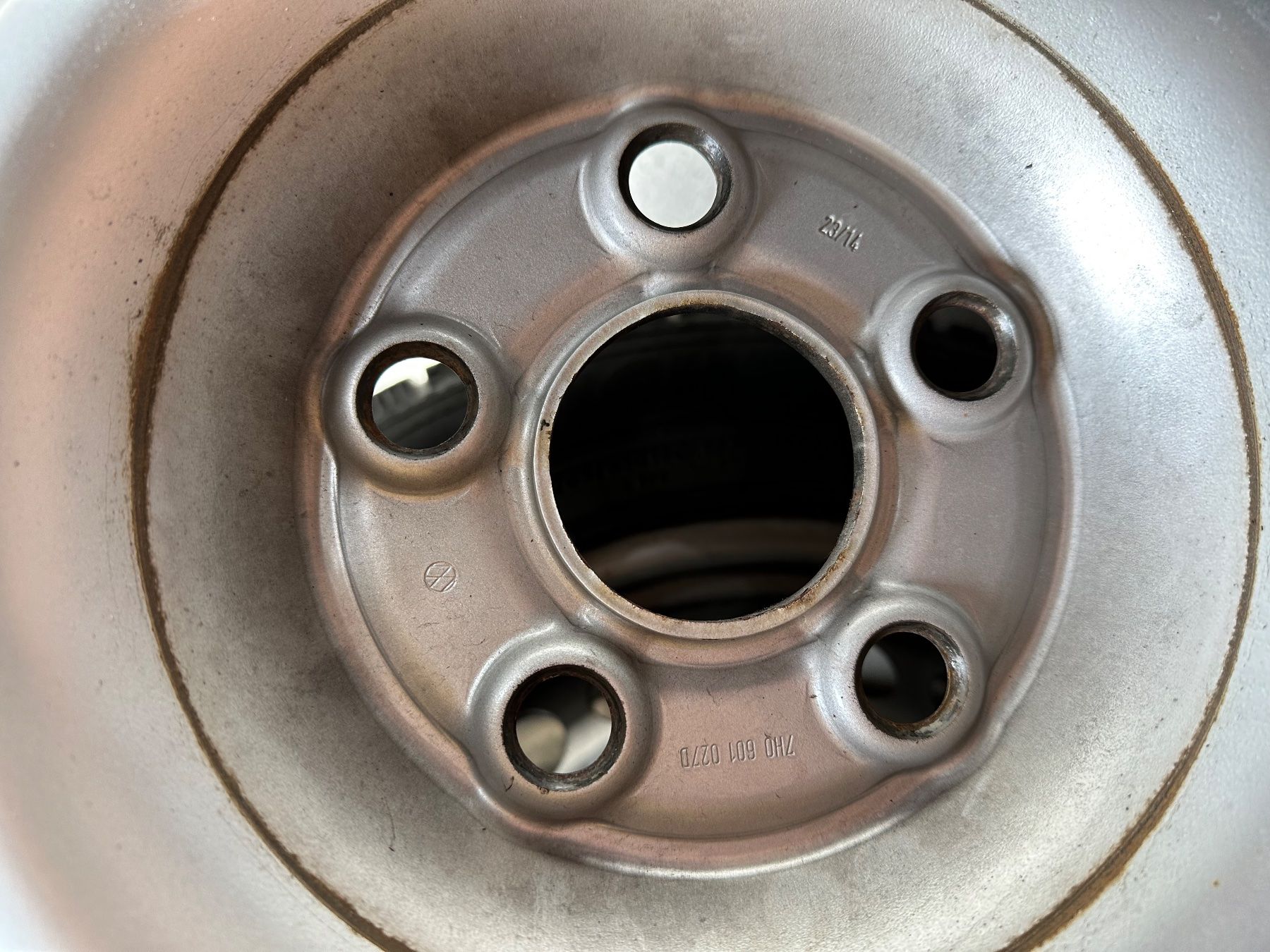 VW T5/T6 original Räder 16 Zoll mit ca. 5mm Profil (Gebraucht) in ...