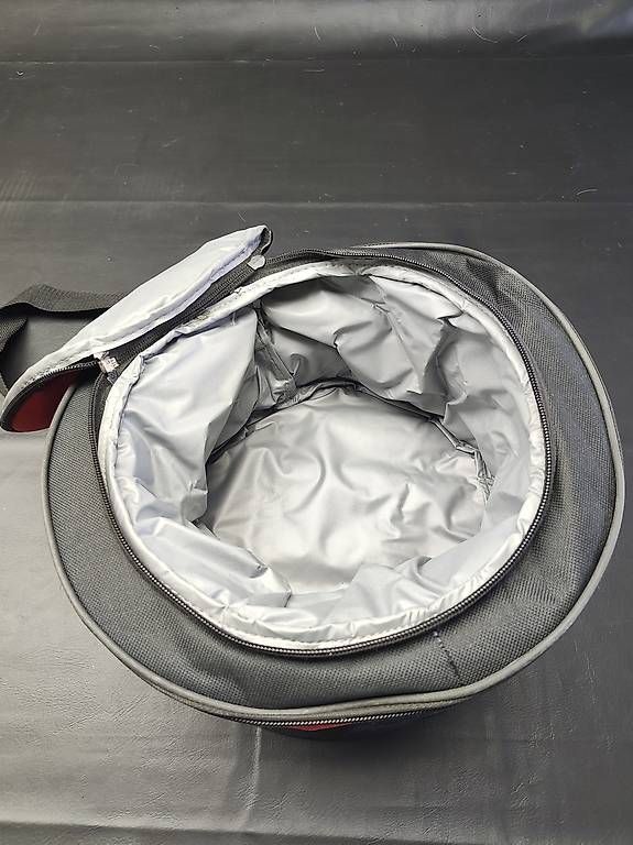 Réfrigérateurs et refroidissement: Holzkohlegrill mit Kühltasche – D'occasion à Lüterswil par inf_n6gx 2