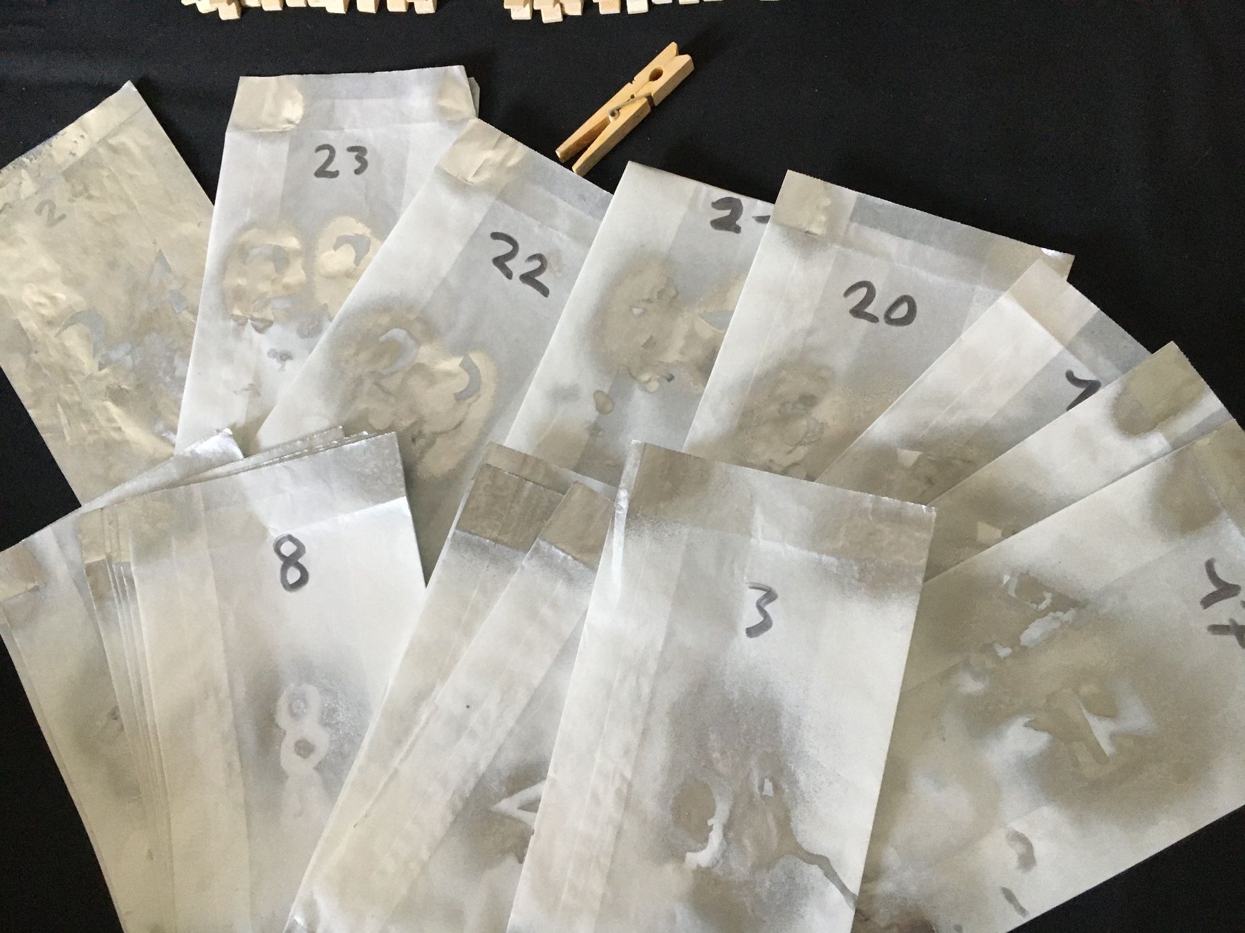 Calendari: ADVENTSKALENDER weisse Papiertaschen weiss – Usato da Siegershausen venduto da Bubsi83 4