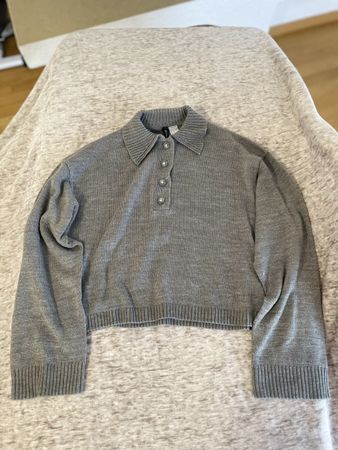 Grauer Polo-Strickpullover