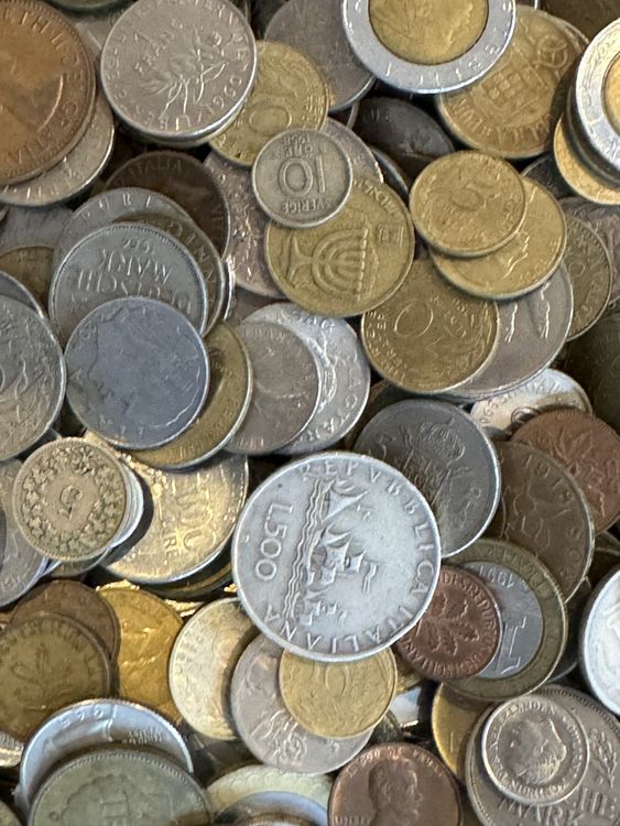 LOT DE PIÈCES de monnaies du monde nombreux pays et variétés de pièces