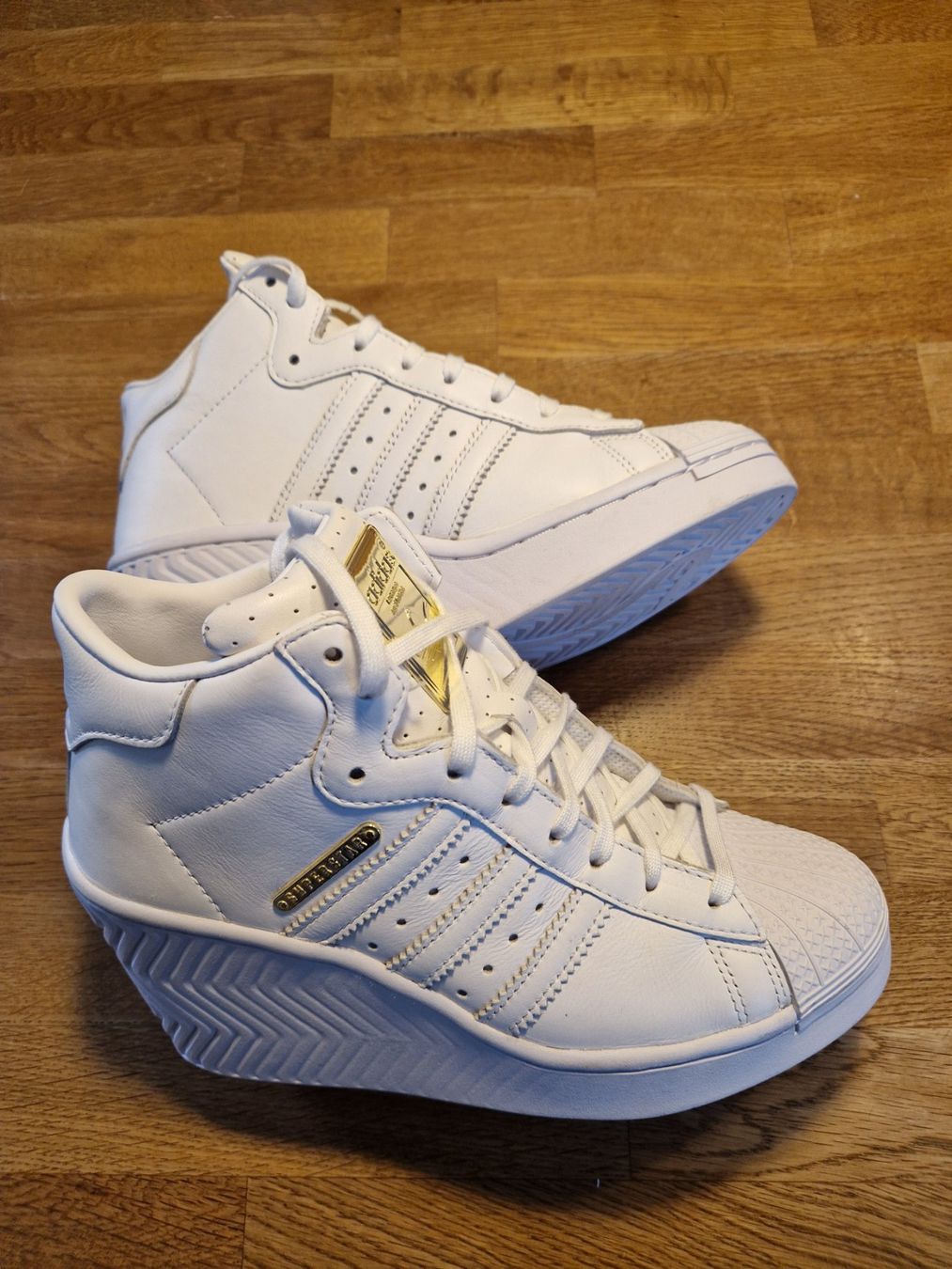 Adidas Damenschuhe: Adidas Superstar Ellure / Keilabsatz – Gebraucht aus Kerns von artisamantes